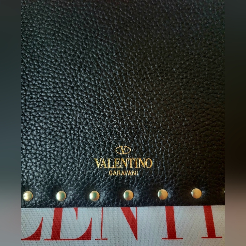 VALENTINO GARAVANI Pebbled Calfskin Medium Rockstud Envelope Wristlet Black - Picture 7 of 9